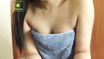 Büyük Göğüslü Genç (18+) Webcam Videosunda Havlusunu Gösteriyor