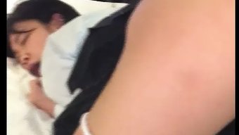 Genç (18+) Üniversite Öğrencisi Yurt Odasında Içine Boşalıyor