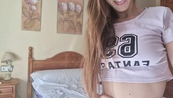 Amatör Sarışın Amını Ovuyor Ve Kameradan Iniyor