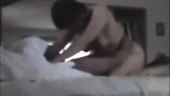 Yoğun Cowgirl Yolculuğu Tatmin Edici Bir Orgazma Götürüyor