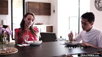 Üvey Anne, Genç Üvey Oğluna Oyunbaz Bir Şekilde Seks Hakkında Öğretiyor