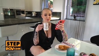 Güzel Sarışın Üvey Anne Kayla Green, Iyi Bir Pov El Işi Yapıyor Ve Kovboy Gibi Sürüyor.