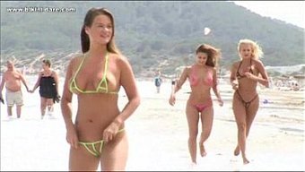 Ibiza'Daki Plajda Güzel Bikini Bebekleri