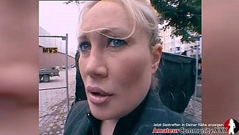 Büyük Doğal Göğüslere Sahip Alman Milf Kanepe Üzerinde Sikişiyor