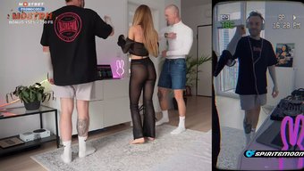 Parti Aşığı Olan Bir Kadın, Internette Yayın Yaparken Arkadaşıyla Seks Yapıyor Ve Erkek Arkadaşını Aldatıyor.