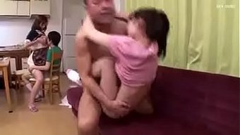 Japon Bebek Chupando Ve Sentando Ile Sıcak Bir Video
