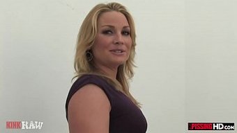 Göğüslü Sarışın Milf Flower Tucci Sakso Çekiyor Ve Idrar Içiyor