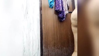 Olgun Hintli Kadın Yağlı Duygusal Bir Ev Yapımı Masajın Tadını Çıkarıyor