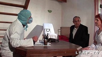 Olgun Gelin, Kocasından Ve Bir Doktordan Anal Seks Alıyor