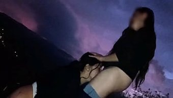 Büyük Göğüslü Doğal Milf Ormanda Mastürbasyon Yapıyor Ve Amını Yiyor