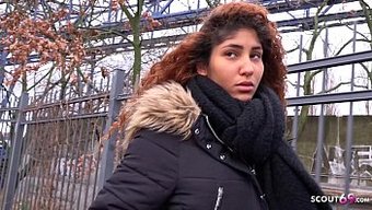 Ebony Genç Kızın Acımasız Pikap Seçmesi, Göz Kamaştırıcı Bir Orgazma Dönüşüyor