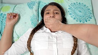 Sessiz Zevkler: Üvey Kardeşi Sakin Bir Evde Üvey Kız Kardeşinin Isteklerini Karşılıyor