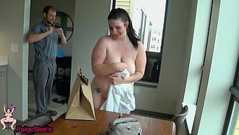Paige Steele'In Büyük Doğal Memeleri Ve Kıvrımlı Vücudu Onu Güzel Bir Kadın Yapıyor.
