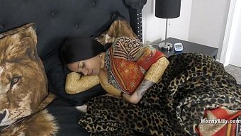 Mumbai Üvey Annesi Üvey Oğluna Büyük Poposunda Bir Yolculuk Yapıyor