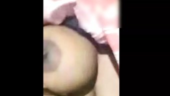 18 Yaşındaki Kız, Banyoda Büyük Doğal Göğüsleri Ve Sıkı Amıyla Mastürbasyon Yapıyor