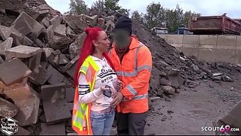 Genç 18+ Alman Kızıl Saçlı, Garip Işçi Tarafından Halka Açıkta Çıplak Beceriliyor