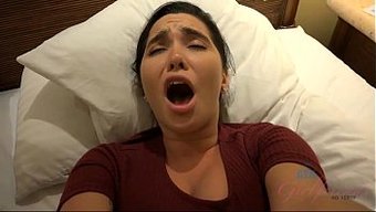 Karlee Grey Yüzüne Boşalıyor Ve Yutuyor