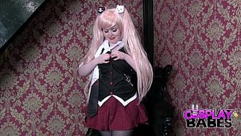 Büyük Doğal Göğüslere Sahip Sarışın Genç Kız Ilk Kez Cosplay Ile Keyif Alıyor