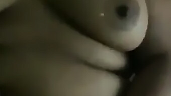 Büyük Göğüslü Ve Kalçalı Desi Bebek Ev Yapımı Videoda Yaramazlık Yapıyor