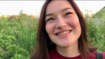 Avrupalı Bebek Olivia Moore, Halka Açık Bir Şekilde Derin Bir Sakso Çekiyor