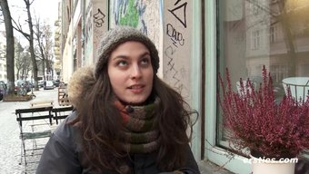 Ateşli Esmer Maria B, Bu Videoda Ilk Kez Parmaklama Keyfi Yaşıyor.