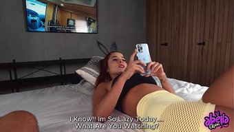 Abella Olsen Üvey Kız Kardeşine Anal Seks Yapmayı Öğretiyor Ve Kremalı Pastayla Dağınıklaşıyor.