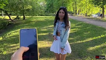 Kız Arkadaşımın Oyuncağını Kontrol Ederken Izle, O Kamusal Alanda Iki Kez Boşalana Kadar Devam Et.