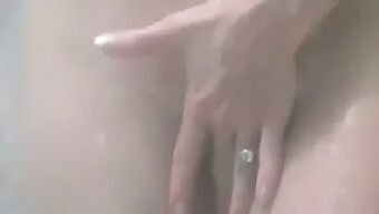Olgun Güzellik Angie, Seksi Bir Elbiseyle Büyük Meme Uçlarını Gösteriyor
