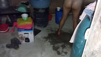 Genç (18+) Karısı Ekvador'Da Duş Alıyor Ve Ev Yapımı Seks Yapıyor