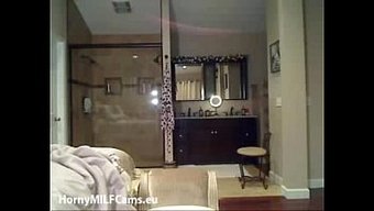 Büyük Göğüslü Milf, Web Kamerasında Seks Oyuncaklarıyla Oynamaktan Keyif Alıyor