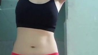 Asyalı Bebek Pantolon Çorabında Am Dansı Yapıyor