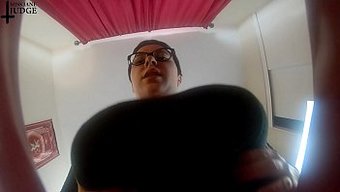 Femdom Mistress, Devasa Göğüsleriyle Adamı Beceriyor