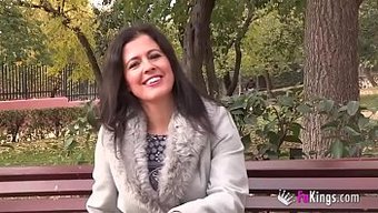 Milf Anne, Sert Bir Açık Hava Sikişi Alıyor