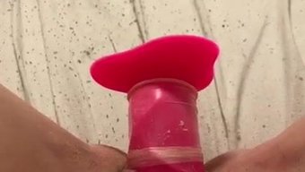 Amatör Genç Kendini Dildo Ile Orgazma Parmaklıyor