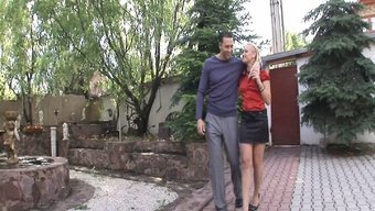 Sarışın Genç Kız Iki Adamla Üçlüde Vahşileşiyor