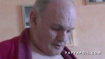 Avrupalı Baba, Genç Asyalı Hemşireyi Duşta Gıdıklıyor
