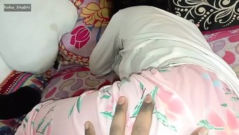 Hintli 18 Yaşındaki Neha Bhabhi, Ev Yapımı Videoda Ağzını Ve Meme Uçlarını Siktiriyor