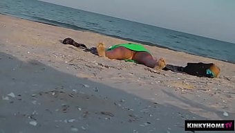 Gizli Kamera, Külotsuz Çıplak Amatör Bebeği Yakalıyor