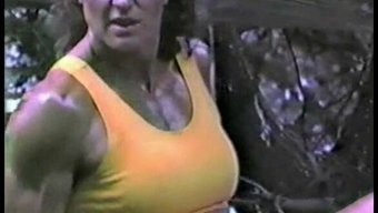 Joanne Mccartney, Sarı Bir Bikini Ile Pistlerde