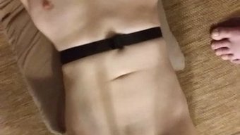 Itaatkâr Karı, Swinger Toplantısında Seks Oyuncaklarını Kullanıyor