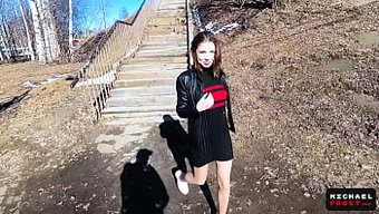 Genç (18+), Halka Açık Bir Sakso Çekiyor Ve Doğal Göğüslerine Boşalıyor - Pov