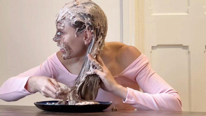 Islak Ve Dağınık Milf Pasta Yiyor