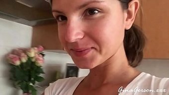 Genç Sarışın Genç Gina Gerson, Evde Rus Borsch Hazırlıyor