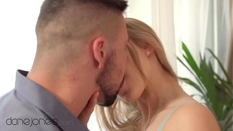 Jayla De Angelis, Sarışın Saçlı Güzel Bir Polonyalı Kadın, Çok Sıcak Blowjob Ve Hardcore Seks Yapıyor.