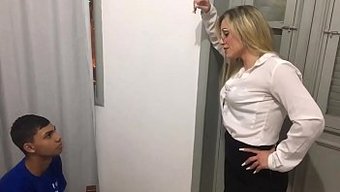 Büyük Popolu Latin Dövmeli Porno Yıldızı Öğrenciyle Başa Çıkıyor