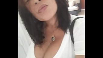 Büyük Göğüslü Bebek Seksi Göbeğini Açık Bir Kıyafetle Sergiliyor