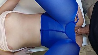 Genç (18+), Üvey Erkek Kardeşi Tarafından Gerçek Aile Seks Videosunda Beceriliyor