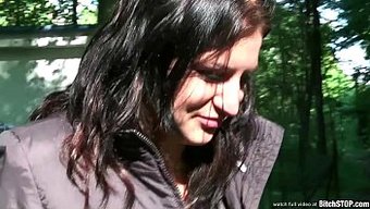 Göğüslü Genç Veronika, Azgın Bir Adam Tarafından Halka Açık Bir Şekilde Sikişiyor