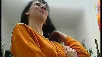 Avrupalı Milf Derin Boğaz Ve Fistingin Tadını Çıkarıyor