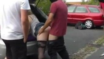 Halka Açık Bir Çift, Otoparkta Fantezi Dolu Bir Şekilde Seks Yapıyor.